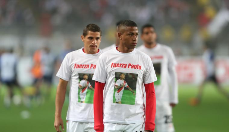 Guerrero recibió el apoyo de sus compañeros en el partido en que Perú enfrentó a Escocia. Guerrero recibió el apoyo de sus compañeros en el partido en que Perú enfrentó a Escocia. /Foto EFE