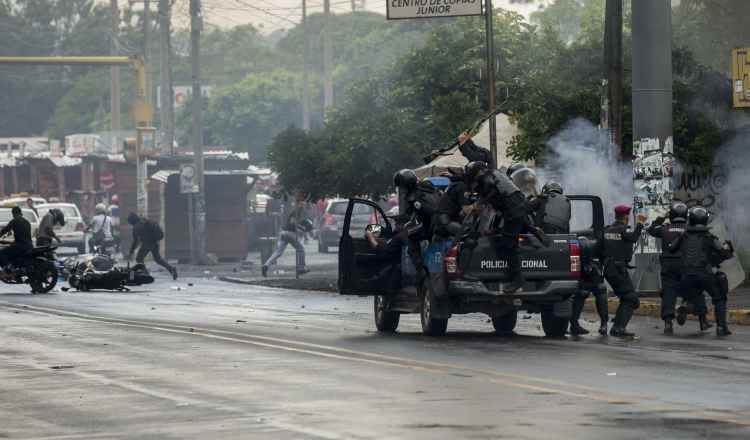 Un grupo de manifestantes se enfrentan con policías, recrudeciendo los actos de violencia en Nicaragua. EFE