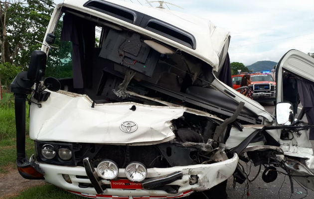 Así quedó frontalmente el autobús involucrado. Fotos: Eric A. Montenegro.