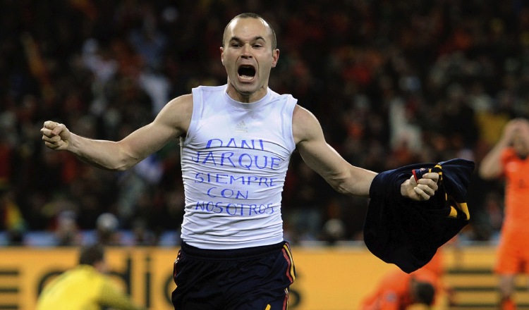 Andrés Iniesta celebra el gol que le dio la primera Copa del Mundo a España, luego de vencer a Holanda (1-0) en el estadio Soccer City. /Foto AP