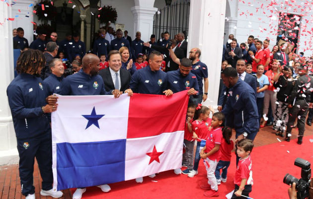 Varela entregó el pabellón nacional a los jugadores de la selección el pasado lunes. / Foto: Presidencia de Panamá.