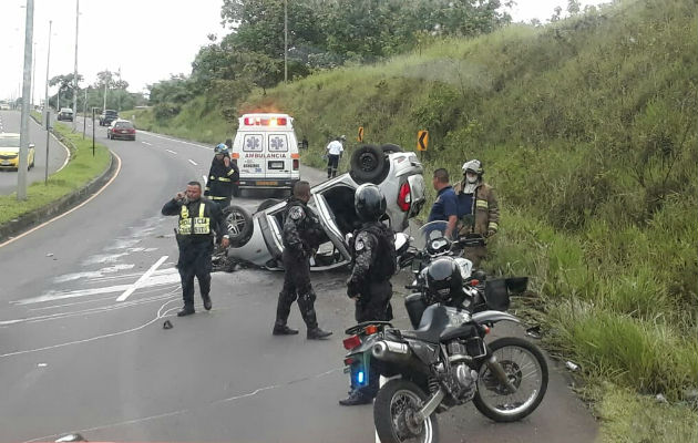 Una ambulancia le dio los primeros auxilios al conductor. Foto:José Vásquez. 