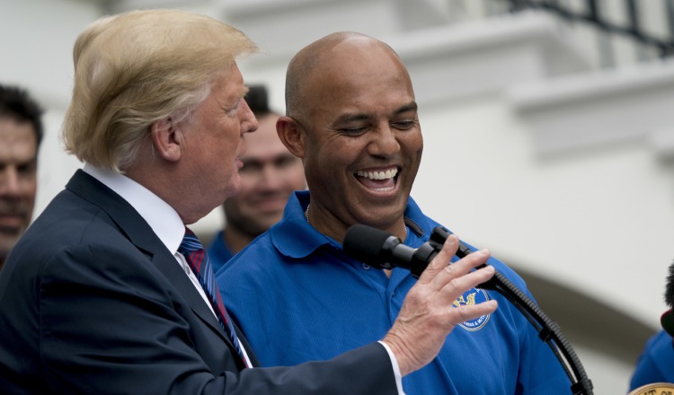 El panameño Mariano Rivera se ríe a carcajadas mientras el presidente Donald Trump le cede la palabra. /Foto AP