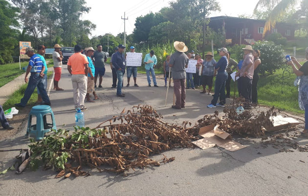 Los lugareños cerraron la vía, hasta con ramas de árboles. Foto: Elena Valdez. 