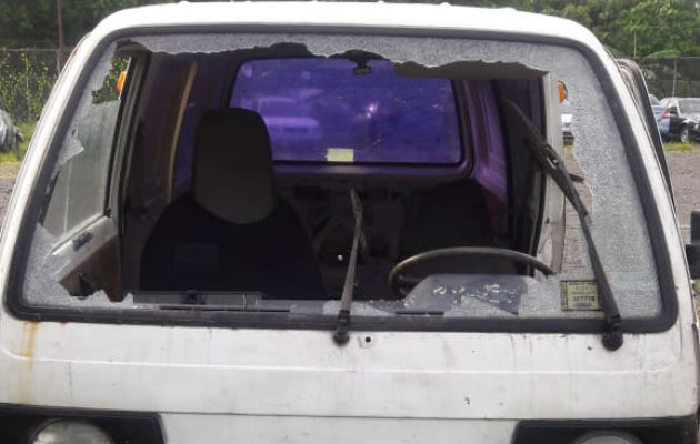El parabrisas del auto quedó destrozado. Foto: José Vásquez.