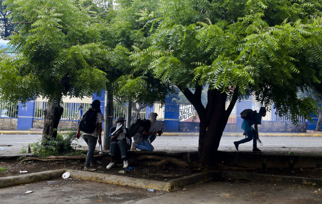 Un grupo de estudiantes se enfrentan a los grupos represores nicaragüenses.. FOTO/AP