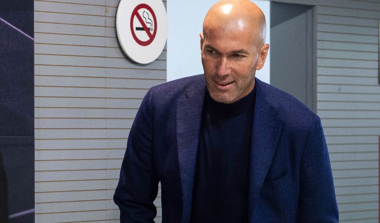 Zinedine Zidane sorprendió con su decisión. /Foto AP