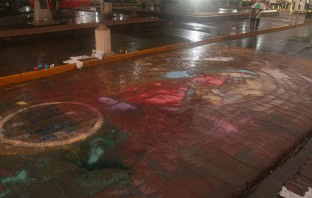 Las alfombras fueron confeccionadas por la Autoridad de Turismo de Panamá, Salud, Escuela del Folclor, policía y scouts. Foto: Zenaida Vásquez.  