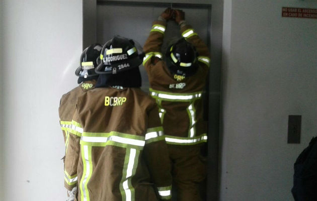 Diez personas estaban dentro del elevador. Foto: Víctor Eliseo Rodríguez.