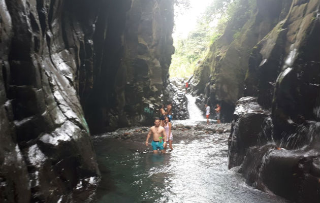 Balneario: Caño Macho de Monte, una grieta de 250 metros de largo por 50 m de profundidad y 6 m de ancho, compuesto por rocas volcánicas.