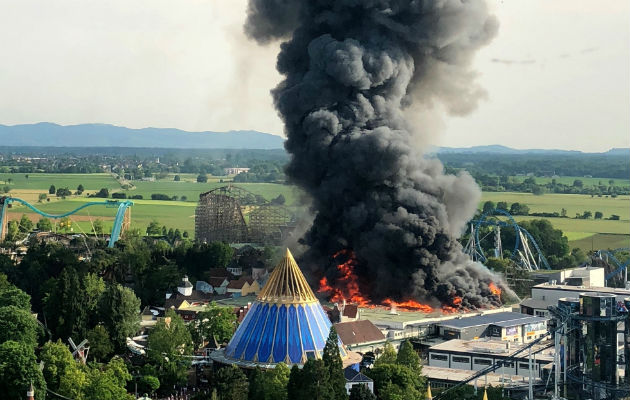 Un incendio causa daños millonarios en un parque de atracciones alemán La policía todavía no ha podido precisar la causa ni el origen del incendio.