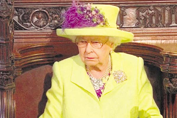 Reina Isabel lució un vestido verde limón.
