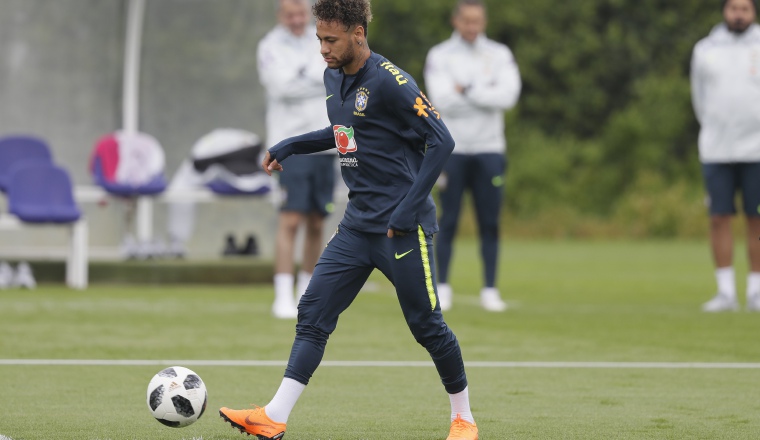 Neymar durante una práctica con la selección de Brasil. AP