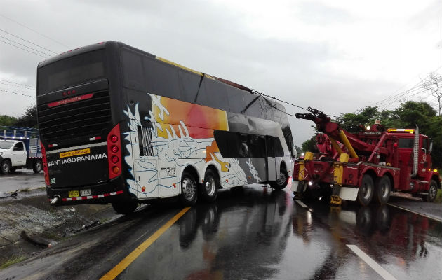 Una grúa sacó de la cuneta al transporte colectivo. Fotos: Eric A. Montenegro