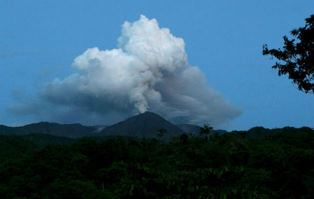 El pasado 29 de mayo el volcán emitió columnas de vapor, gases y ceniza de hasta 600 metros sobre el nivel del cráter.