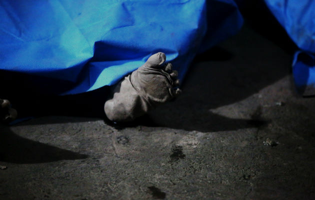 En una morgue improvisada por la compañía de Bomberos Voluntarios de Alotenango (Guatemala) permanecen los cuerpos de los siete fallecidos que ha dejado la erupción del Volcán de Fuego.