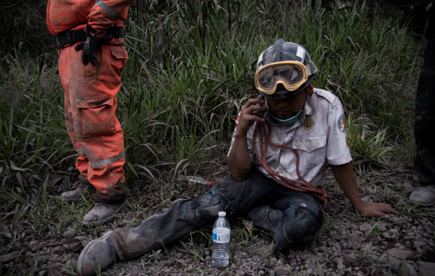 Un bombero de Guatemala descansa en la aldea El Porvenir.