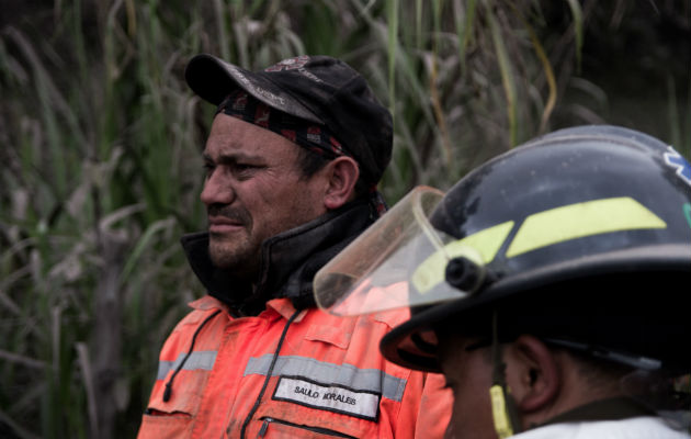 Miembros del equipo de rescate observan los daños en la aldea El Porvenir.