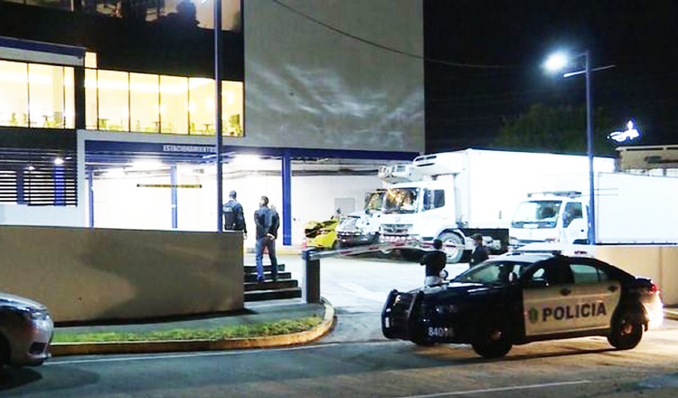 La noche de este domingo, cinco delincuentes con armas de grueso calibre causaron pánico al intentar robar en el supermercado Riba Smith de Brisas del Golf. /Foto Twitter