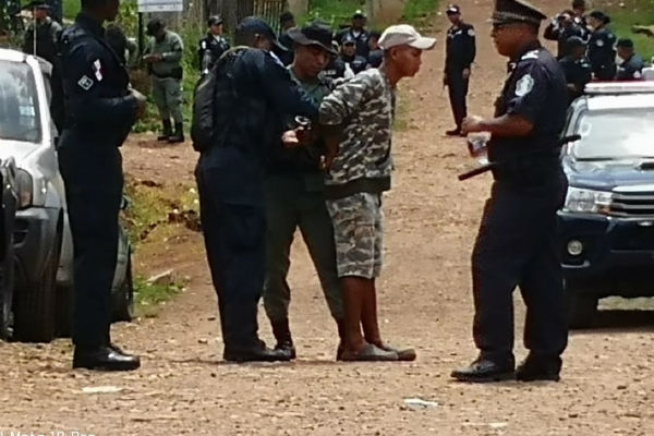 Policías arrestan a uno de los manifestantes. Foto: Raimundo Rivera. 