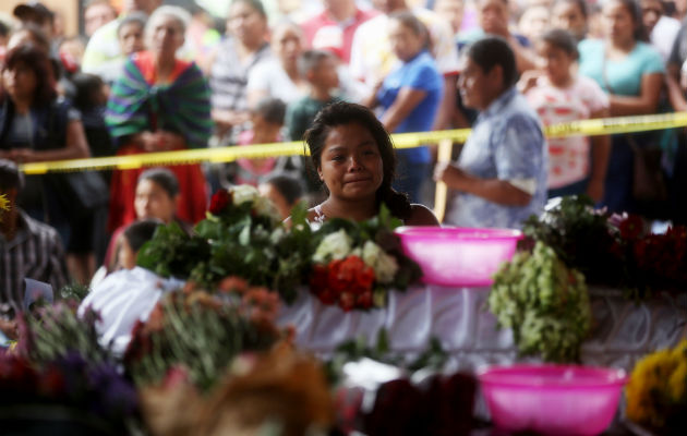 Una mujer llora durante el velatorio de las víctimas de la erupción del Volcán de Fuego. FOTO/EFE