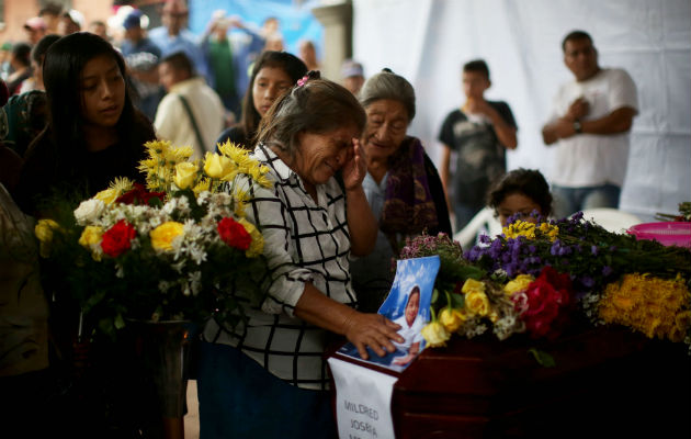 na mujer llora sobre el ataúd de su nieto, la cual es velada junto con otras 7 víctimas. FOTO/EFE