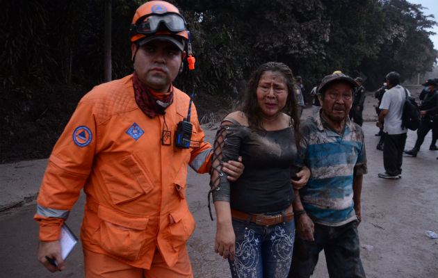 Un trabajador de la Coordinadora Nacional para la Reducción de Desastres ayuda a los afectados.