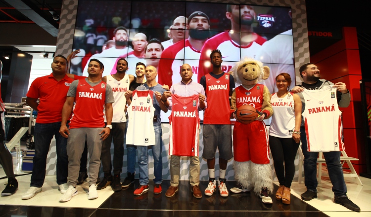 El quinteto panameño presentó la camiseta que usará en la eliminatoria mundialista y una versión para las fanáticas. /Foto Anayansi Gamez