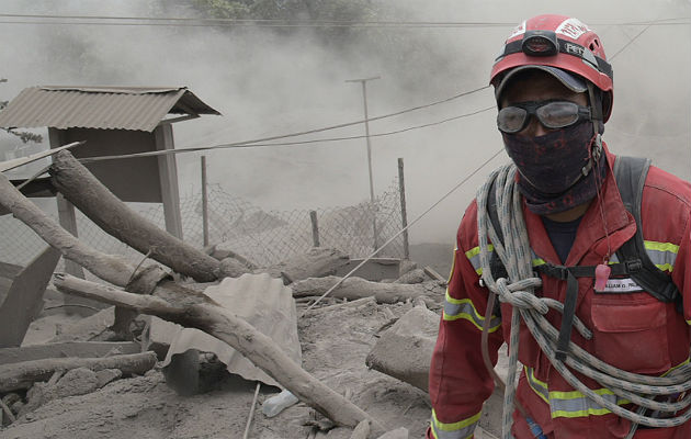 Sacan a los policías y rescatistas del área cercana al volcán. FOTO/EFE