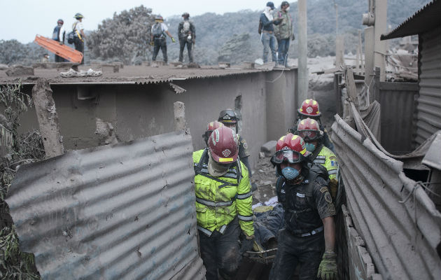 Siguen encontrando cuerpos. Foto: AP 