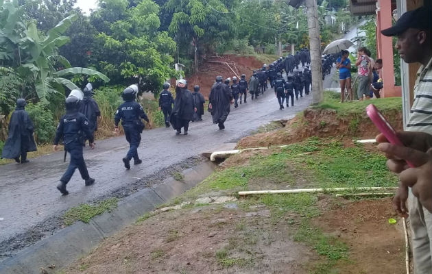 Llegada de la policía al lugar en el día de ayer. Foto: Raimundo Rivera. 