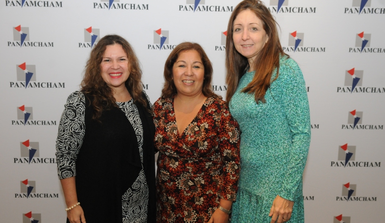 2.  Lucía Freites, Dacil Acevedo y Paulina Rodríguez.