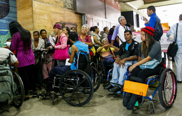 Pacientes con enfermedades crónicas esperaron ser atendidos por el titular de salud. FOTO/EFE