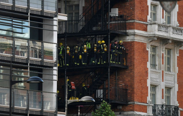 Bomberos trabajan en el área para combatir el incendio. FOTO/efe