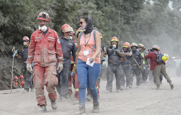 Rescatistas continúan con la búsqueda de más supervivientes. Foto: EFE 