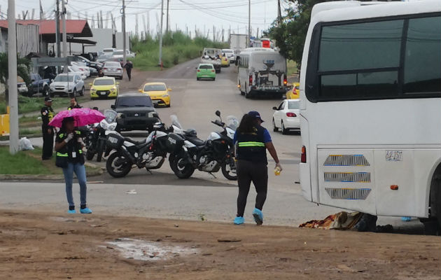 El cuerpo quedó bajo el pesado transporte público. Foto: Raimundo Rivera. 