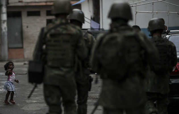 Los militares mantienen la vigilancia en las favelas. FOTO/EFE