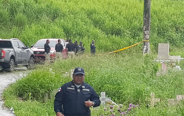 La policía en el lugar, donde se encontró el cuerpo.  Foto: Delfia Cortez