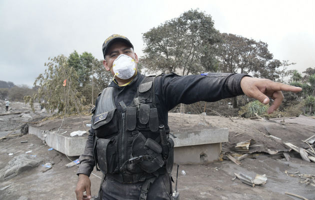 Autoridades llevan a cabo las evacuaciones. FOTO/AP