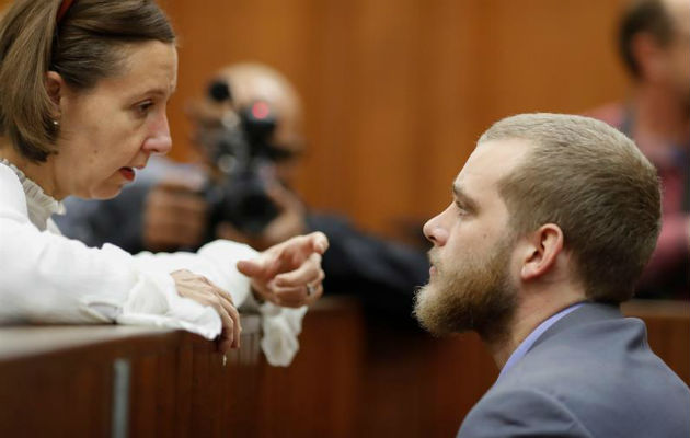 Henri van Breda conversa con su abogada. Foto: EFE 