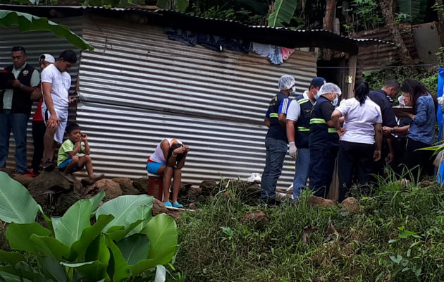 Funcionarios del Ministerio Público, en la casa. Foto: Melquiades Vásquez. 