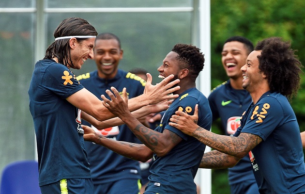 Jugadores de la selección brasileña durante el entrenamiento en Londres. Foto EFE