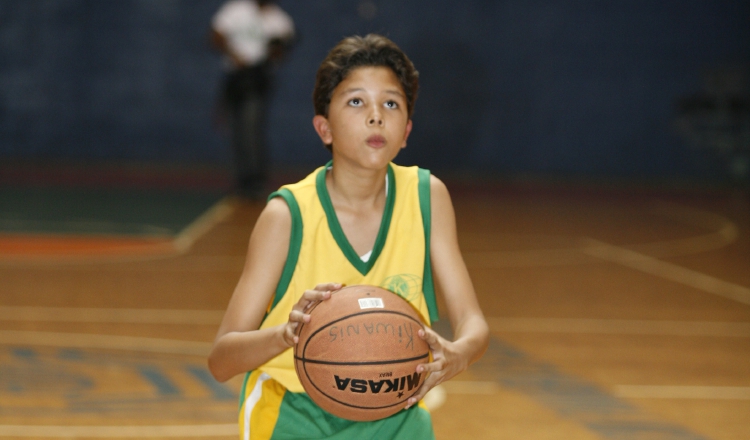 Julio Anaya durante un partido de la Liga Kiwanis de baloncesto en el 2006. Archivo