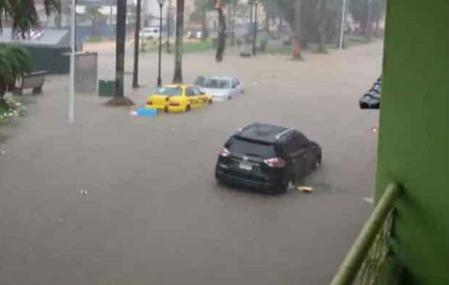 Calles llenas de agua en la ciudad de Colón. Fotos: Diómedes Sánchez. 