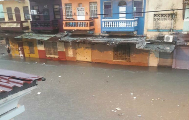 El mal tiempo provocó que las corrientes subieran de nivel . 