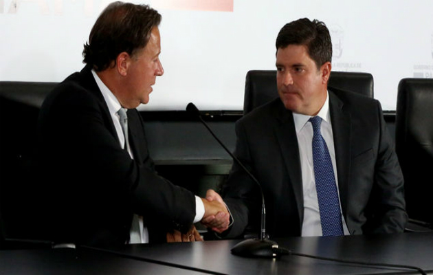Carlos Duboy (Der.) junto al presidente Juan Carlos Varela (Izq.) / Foto: Panamá América