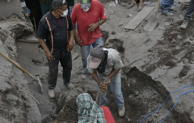 Retiran escombros en un intento por encontrar a sus familiares. Foto: EFE 
