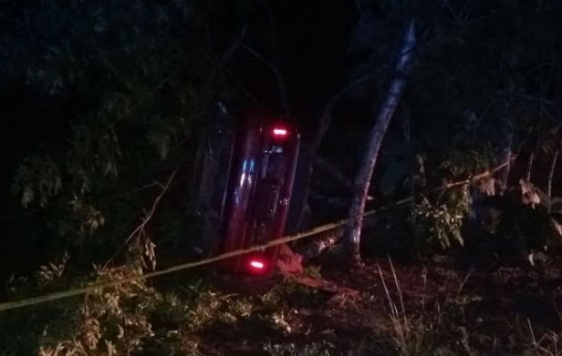 El conductor perdió el control del carro y se volcó. @bomberoveraguas  