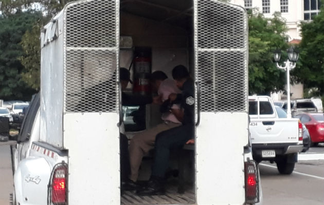 Moreno Grajales fue transportad en un patrulla hacia el tribunal. 