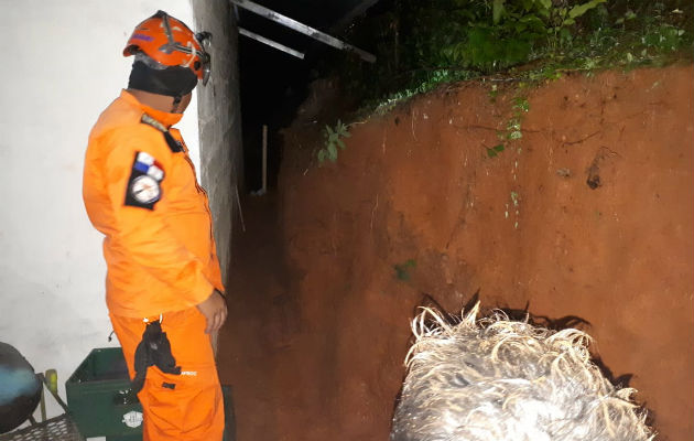 Sinaproc inspecciona la casa afectada por el deslizamiento y caída de un muro. Foto/Thays Domíngeuz